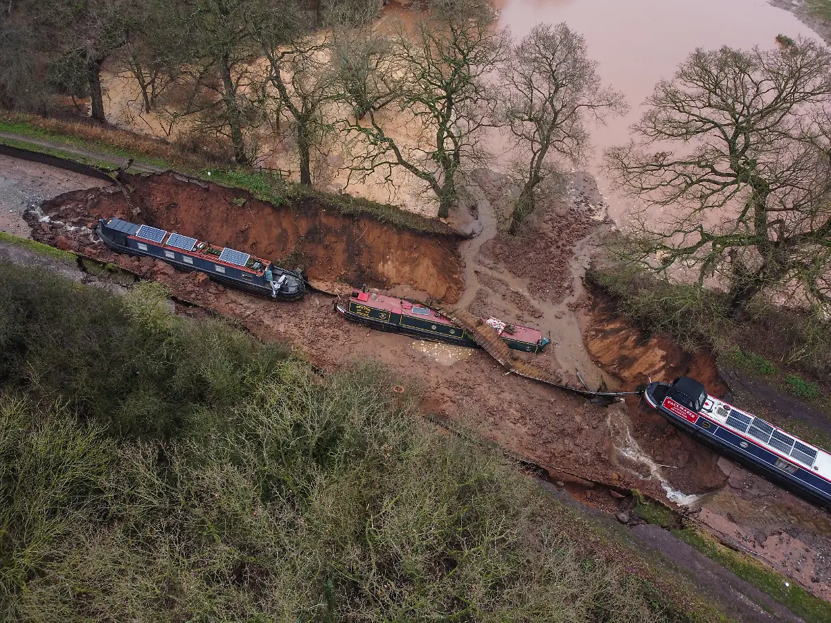 Whitchurch-sinkhole-The-scene-in-Whitchurch-Shropshire-where-emergency-services-have-declared-a-major-incident-after-receiving-reports-at-4-22am-this-morning-of-a-sinkhole-causing-large-volumes-of-water-to-escape-onto-land-in-the-Chemistry-area-of-Whitchurch-Ten-people-have-been-helped-to-safety-after-a-50-metre-long-sinkhole-breached-a-canal-in-Shropshire-leaving-several-narrow-boats-stranded-Picture-date-Monday-December-22-2025