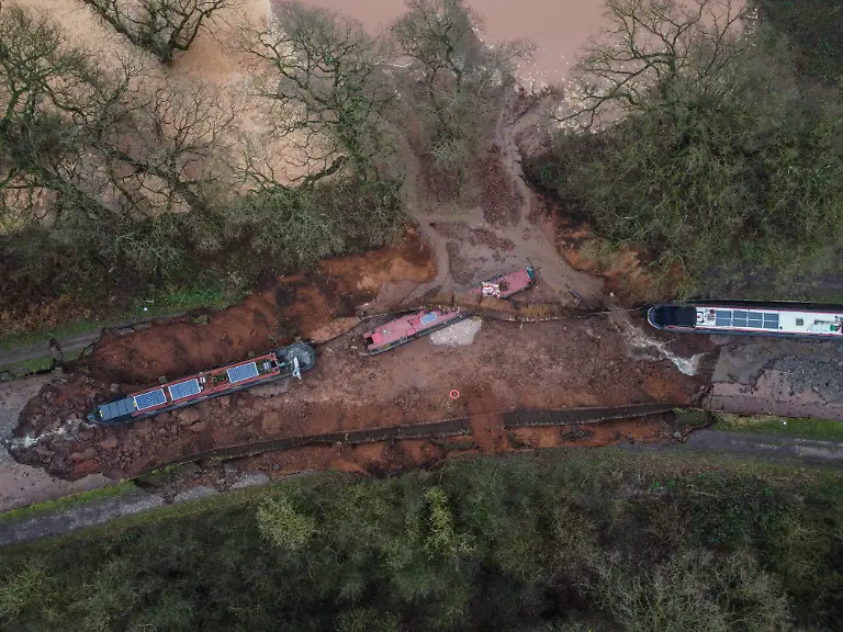 Whitchurch-sinkhole-The-scene-in-Whitchurch-Shropshire-where-emergency-services-have-declared-a-major-incident-after-receiving-reports-at-4-22am-this-morning-of-a-sinkhole-causing-large-volumes-of-water-to-escape-onto-land-in-the-Chemistry-area-of-Whitchurch-Ten-people-have-been-helped-to-safety-after-a-50-metre-long-sinkhole-breached-a-canal-in-Shropshire-leaving-several-narrow-boats-stranded-Picture-date-Monday-December-22-2025