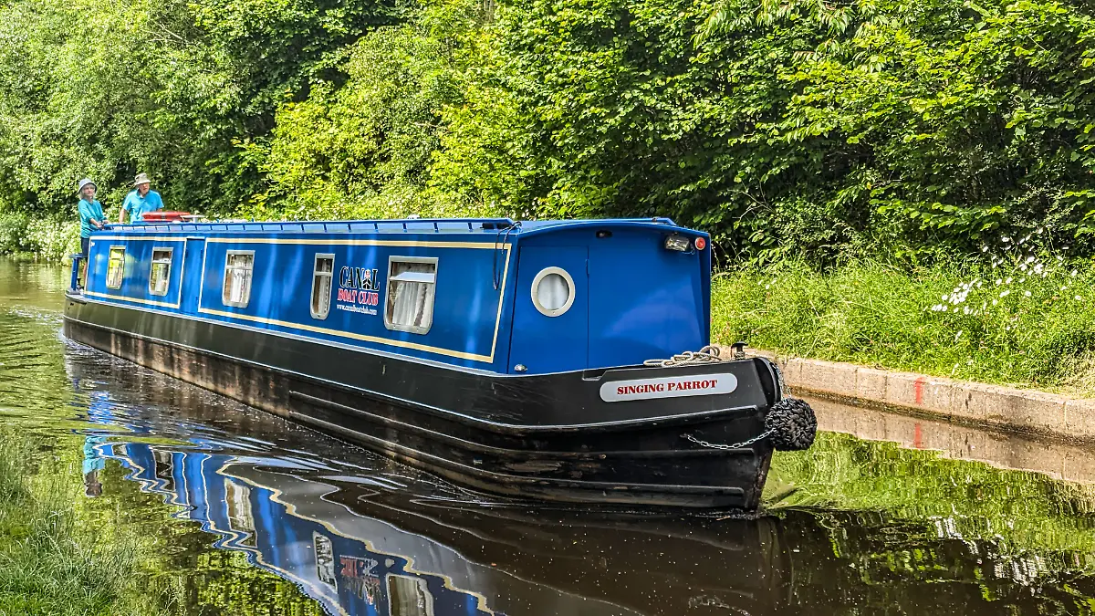 19-06-2025-Lllangollen-Schmalboote-auf-dem-Llangollen-Kanal-in-Wales-UK-umgeben-von-ueppigem-Gruen-und-ruhigem-Wasser