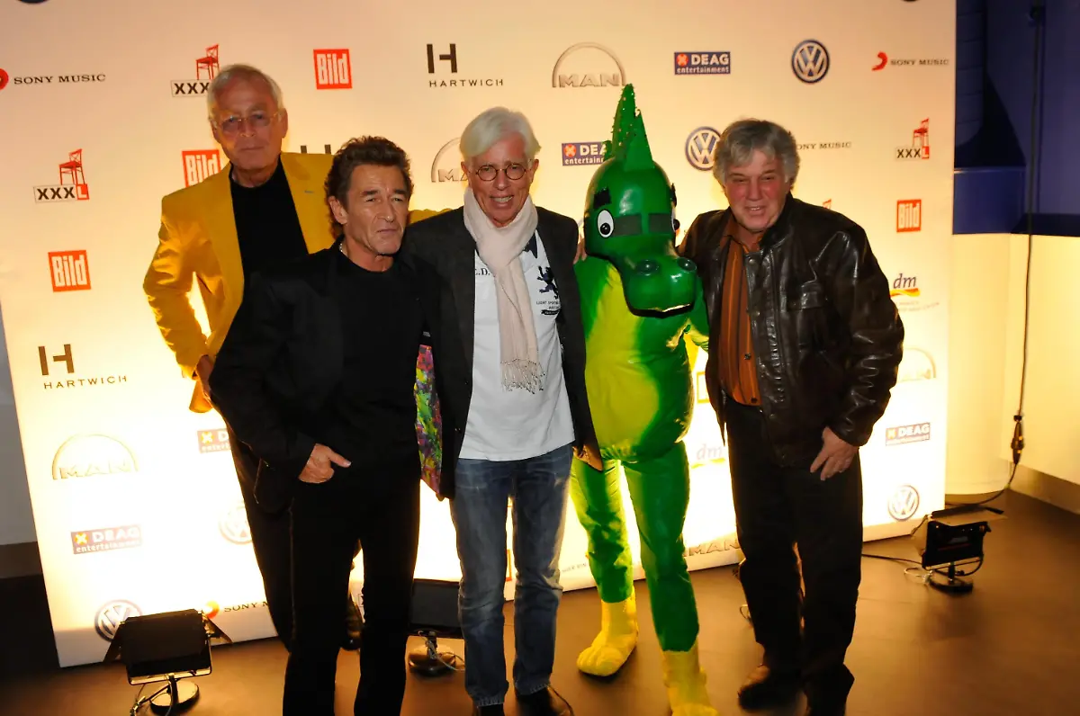 Helme-Heine-Autor-Peter-Maffay-Gregor-Rottschalk-er-ist-zusammen-mit-Peter-Maffay-und-Rolf-Zuckowski-Erfinder-und-Urautor-der-Mrchenfigur-Tabaluga-Tabaluga-Rolf-Zuckowski-zu-Gast-bei-der-Deutschland-Premiere-der-Tabaluga-Show-2012-von-Peter-Maffay-am-12-10