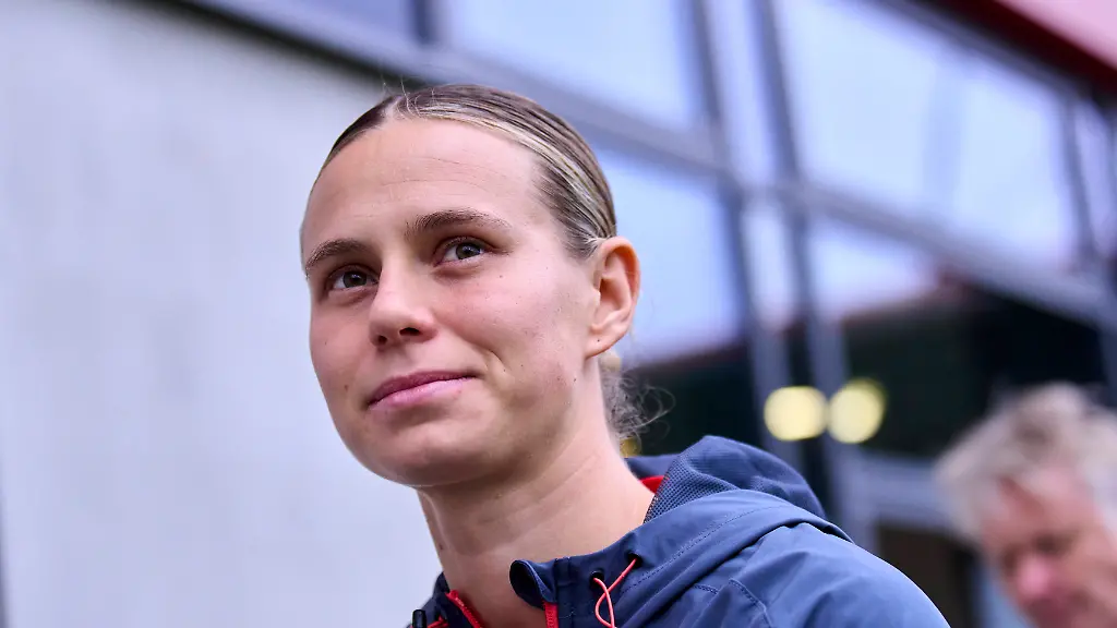 Klara-Buehl-of-Bayern-Muenchen-in-the-women-football-match-FC-BAYERN-MUeNCHEN-HAMBURGER-SV-6-0-on-December-14-2025-in-Munich-Germany-Season-2025-2026-1-Bundesliga-FCB-Muenchen-Google-Pixel-Frauen-Bundesliga-matchday-13-13