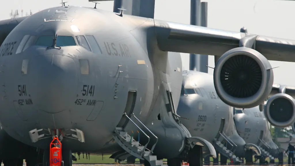 Ein-Transportflugzeug-vom-Typ-C-17-der-US-Airforce-warten-am-Dienstag-20-05-2008-auf-der-US-Airbase-in-Ramstein-bei-Kaiserslautern-auf-den-Weiterflug-Auf-der-groessten-Drehscheibe-der-US-Luftstreitkraefte-in-Kontinentaleuropa-sind-mehrere-tausend-Soldaten-stationiert-Truppen-werden-von-hier-aus-zu-ihren-weltweiten-Einsatzgebieten-geflogen-Im-20-Jahr-nach-der-Flugschau-Katastrophe-von-Ramstein-im-Jahr-1988-hatte-die-Airbase-Journalisten-eingeladen-um-sich-ein-Bild-vom-Alltag-auf-der-Airbase-zu-machen