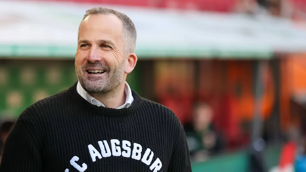 Manuel-Baum-FC-Augsburg-Cheftrainer-vor-dem-Spiel-GER-FC-Augsburg-vs-SV-Werder-Bremen-Fussball-Bundesliga-15-Spieltag-Saison-2025-2026-20-12-2025-DFL-DFB-REGULATIONS-PROHIBIT-ANY-USE-OF-PHOTOGRAPHS-as-IMAGE-SEQUENCES-and-or-QUASI-VIDEO-GER-FC-Augsburg-vs-SV-Werder-Bremen-Fussball-Bundesliga-15-Spieltag-Saison-2025-2026-20-12