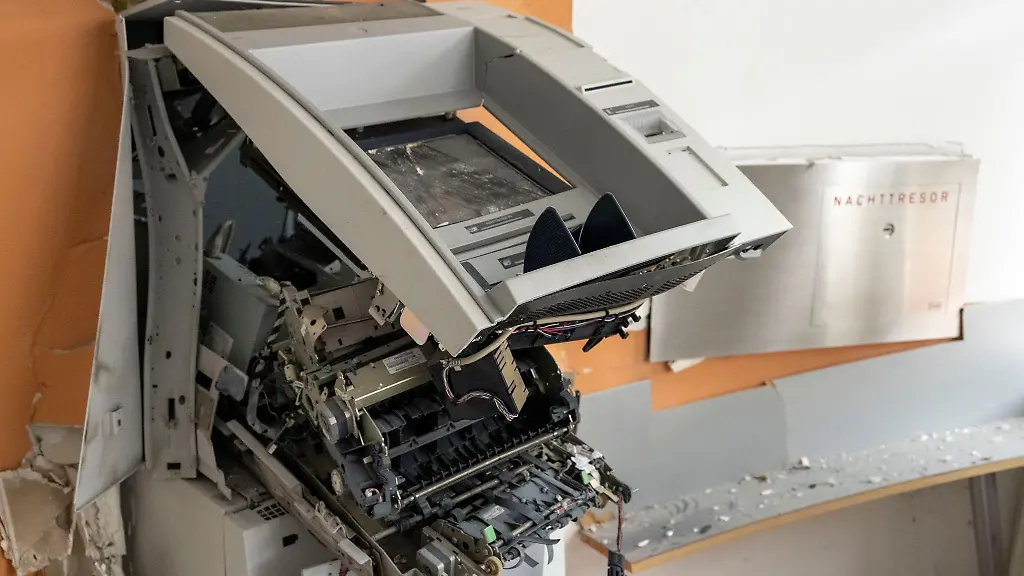 Das-Quartett-soll-am-Montagmorgen-einen-Geldautomaten-in-Ehekirchen-gesprengt-haben