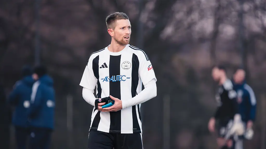 Fussball-I-Herren-I-Saison-2024-2025-I-Oberliga-Hamburg-I-19-Spieltag-I-ETSV-Hamburg-Niendorfer-TSV-I-01-12-2024-Sebastian-Hertner-23-ETSV-mit-Handschuhen-und-Kapitaensbinde-in-den-Haenden-Nur-zur-redaktionellen-Nutzung-Hamburg-Mittlerer-Landweg-40-Hamburg-Deutschland-Soccer-I-Men-I-Season-2024-2025-I-Oberliga-Hamburg-I-19-Matchday-I-ETSV-Hamburg-Niendorfer-TSV-I-01-12-2024-Sebastian-Hertner-23-ETSV-with-gloves-and-captains-armband-in-his-hands-For-editorial-use-only-Hamburg-Mittlerer-Landweg-40-Hamburg-Germany-Copyright-x-Lobeca-RobertoxSeidel