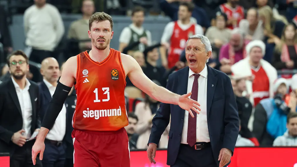 Andreas-Obst-FC-Bayern-Basketball-13-mit-Svetislav-Pesic-FC-Bayern-Basketball-Chef-Trainer-coach-GER-FC-Bayern-Basketball-vs-Hapoel-Tel-Aviv-Basketball-Euroleague-18-Spieltag-Saison-2025-2026-23-12