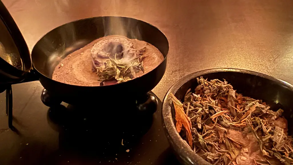 Nach-alter-Ueberlieferung-soll-Raeuchern-gegen-unheimliche-Wesen-helfen-die-in-den-Raunaechten-unterwegs-sind