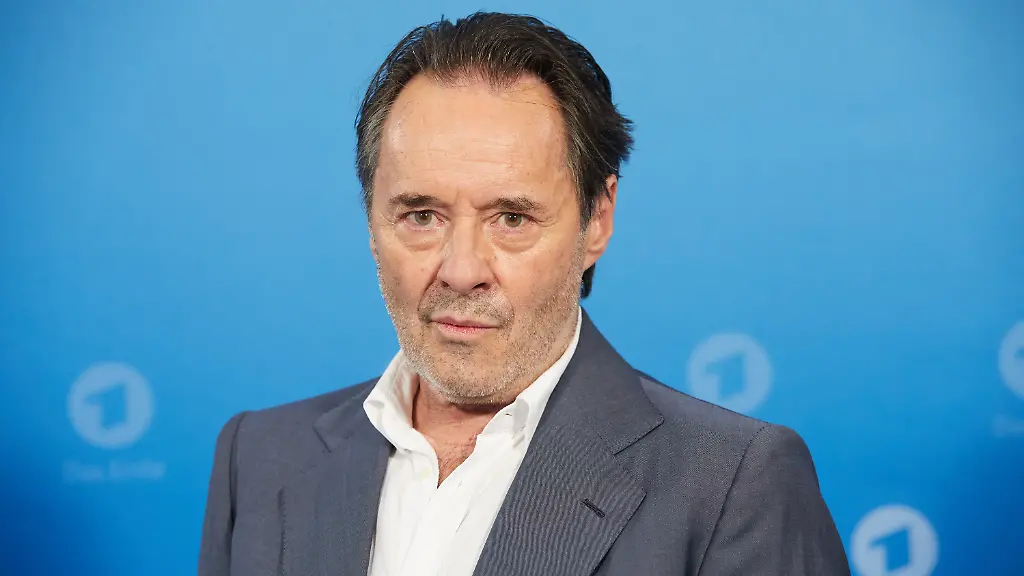 ARCHIV-08-09-2017-Hamburg-Uwe-Kockisch-deutscher-Schauspieler-aufgenommen-waehrend-eines-Pressetermins-zu-Der-DonnerstagsKrimi-im-Ersten