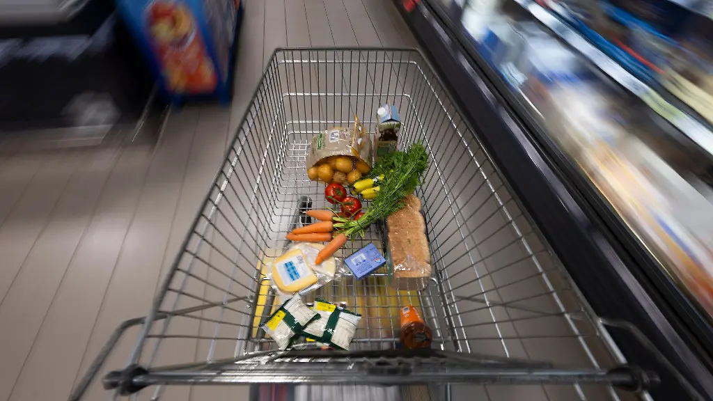 Ein-Supermarktmitarbeiter-stoppte-die-Diebe-mit-den-vollen-Einkaufswagen
