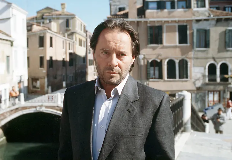 Commissario-Brunetti-Uwe-Kockisch-kommt-mit-seinen-Ermittlungen-nicht-voran-Szene-des-Krimis-Donna-Leon-Das-Gesetz-der-Lagune-undatierte-Filmszene-Der-Film-soll-am-10-01-2026-im-rbb-Fernsehen-ausgestrahlt-werden-Kockisch-ist-tot-Er-starb-am-22-12-2025-im-Alter-von-81-Jahren-in-Madrid-wie-seine-Agentur-unter-Berufung-auf-seine-Frau-der-Deutschen-Presse-Agentur-bestaetigte