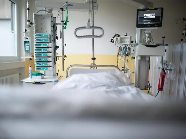 Ein-leeres-Bett-steht-in-einer-Intensivstation