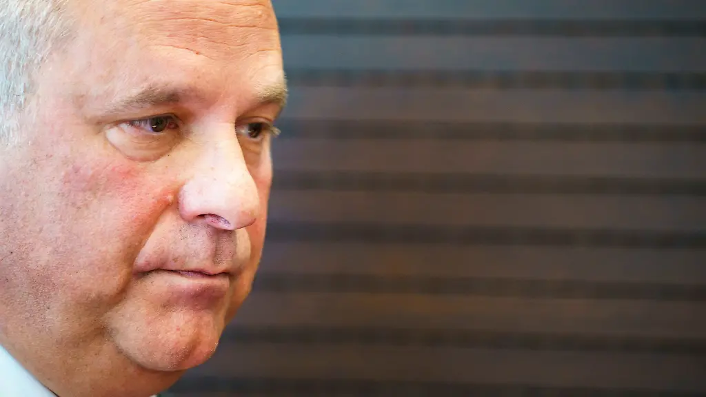 Hessens-Innenminister-hat-den-Polizeibeamten-und-auch-allen-anderen-Einsatzkraeften-fuer-ihren-Einsatz-an-den-Feiertagen-gedankt-und-dabei-auch-an-einen-an-Heiligabend-vor-zehn-Jahren-ermordeten-Beamten-erinnert