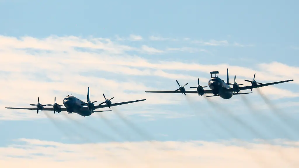 DIESES-FOTO-WIRD-VON-DER-RUSSISCHEN-STAATSAGENTUR-TASS-ZUR-VERFUeGUNG-GESTELLT-RUSSIA-VLADIVOSTOK-SEPTEMBER-15-2024-Ilyushin-Il-38-and-Il-38N-anti-submarine-warfare-aircraft-are-on-a-long-range-patrol-over-the-Sea-of-Japan-during-the-Ocean-2024-strategic-command-and-staff-military-exercise-involving-warships-of-the-Pacific-Fleet-of-the-Russian-Navy-and-the-Chinese-People-s-Liberation-Army-Navy