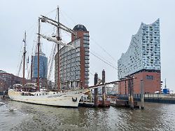 Feuer nahe Elbphilharmonie: Traditionssegler brennt im Hamburger Hafen