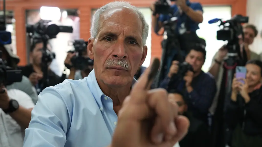 Nasry-Asfura-Praesidentschaftskandidat-der-Nationalen-Partei-zeigt-seinen-eingefaerbten-Finger-nach-der-Stimmabgabe-im-Rahmen-der-Praesidenten-und-Parlamentswahl