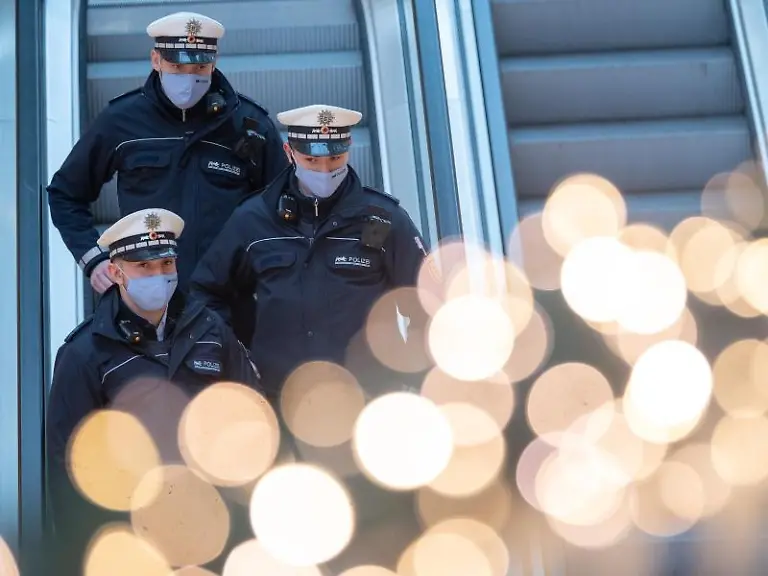 Polizeibeamte-sind-zur-Kontrolle-der-Einhaltung-der-Corona-Massnahmen-in-einem-Einkaufszentrum