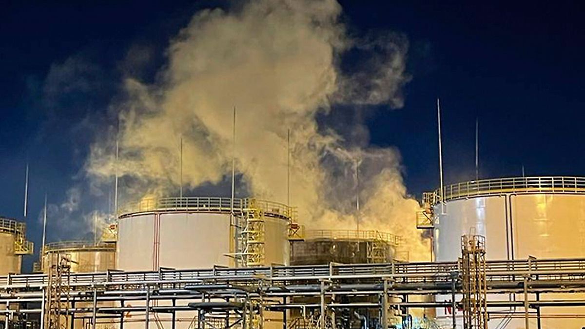 Brand-auf-2000-Quadratmetern-Ukrainische-Drohnen-attackieren-Erd-l-Tanks-in-Krasnodar