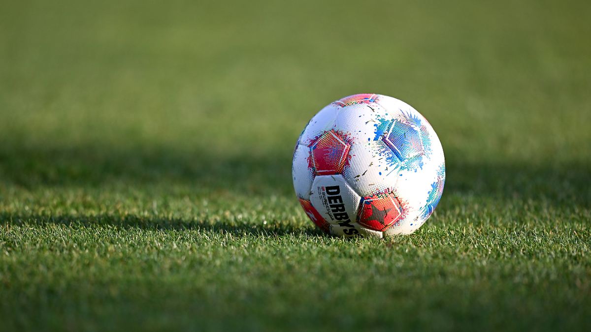 Mutma-lich-M-nze-verschluckt-Fu-baller-stirbt-wegen-Glauben-an-Hexerei-