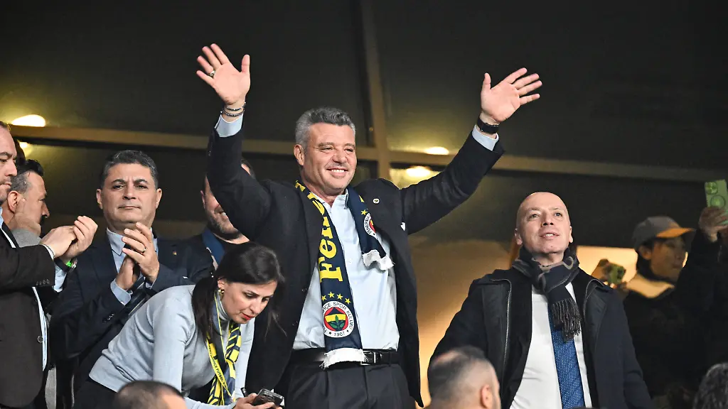 Fenerbahce-v-Besiktas-Ziraat-Turkish-Cup-ISTANBUL-TURKIYE-DECEMBER-23-President-of-Fenerbahce-Sadettin-Saran-salutes-the-fans-ahead-of-the-Ziraat-Turkish-Cup-Group-C-match-between-Fenerbahce-and-Besiktas-at-Chobani-Stadium-in-Istanbul-Turkiye-on-December-23-2025-Elif-Ozturk-Anadolu-Istanbul-Turkey-Editorial-use-only-Please-get-in-touch-for-any-other-usage
