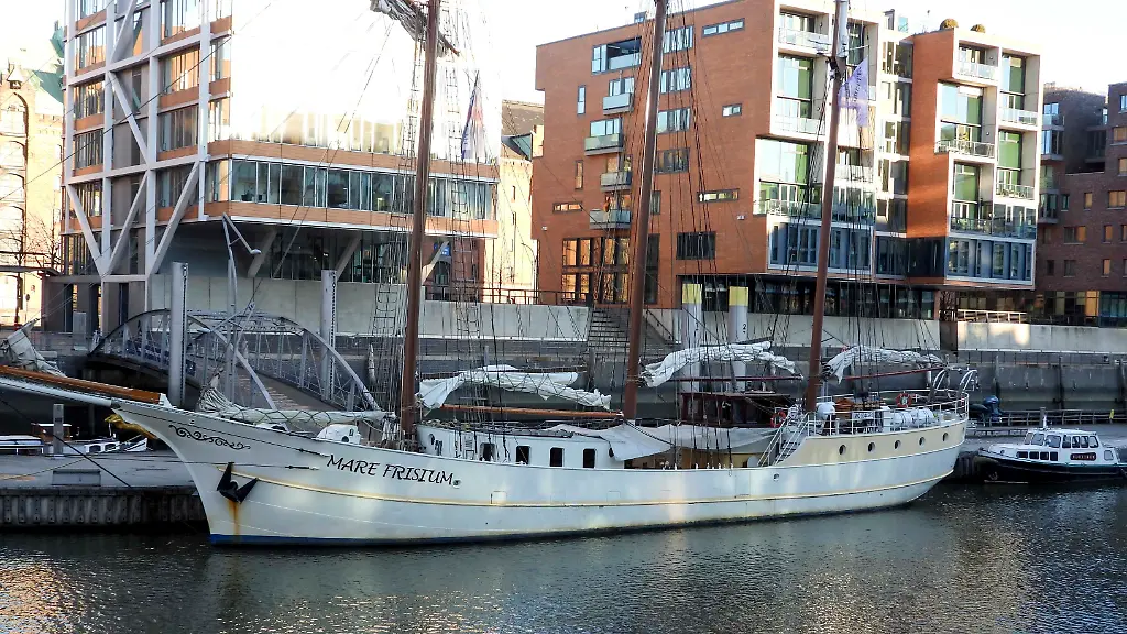 cntv-Feuer-auf-dem-Traditions-Segelschiff-Mare-Frisum-die-Steuerstand-Kabine-beschaedigt-Hamburg-Hafencity-25-12-2025-Am-Donnerstag-Morgen-1-Weihnachtsfeiertag-brannte-es-im-Steuerstand-Steuerkabine-des-Traditionsseglers-Mare-Frisum-im-Traditionsschiffhafen-in-der-Hafencity-Die-Feuerwehr-konnte-den-Brand-schnell-loeschen-Die-Mare-Frisium-ist-ein-Dreimastmarstoppsegelschoner-Rahschoner