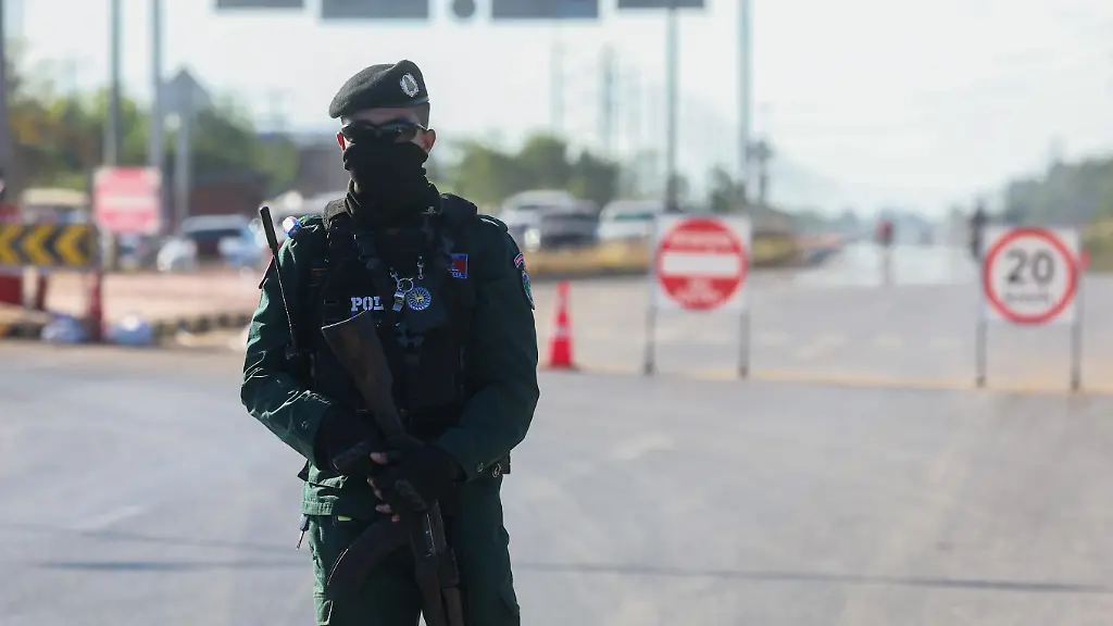 SISOPHON-BANTEAY-MEANCHEY-CAMBODIA-DECEMBER-22-Military-police-stop-vehicles-from-approaching-the-Cambodian-border-town-of-Poipet-as-fresh-clashes-have-been-reported-near-the-border-areas-amid-the-ASENA-special-ministerial-meeting-on-the-Thai-Cambodian-border-conflict-in-Malaysia-in-Sisophon-Banteay-Meanchey-Province-Cambodia-on-December-22-2025-The-conflict-which-erupted-earlier-this-month-has-so-far-killed-more-than-60-people-on-both-sides-and-displaced-tens-of-thousands-of-people-The-ASEAN-bloc-China-and-the-United-States-have-been-working-with-separate-efforts-to-try-and-out-an-end-to-the-border-conflict-The-renew-conflict-came-after-a-ceasefire-deal-brokered-by-U-S-President-Donald-Trump-failed-to-resolve-territorial-disputes-and-contain-tensions-between-the-two-Southeast-Asian-countries