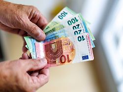 Abzüge trotz Steuerfreiheit  : Aktivrente: So viel Netto bleibt von 2000 Euro übrig