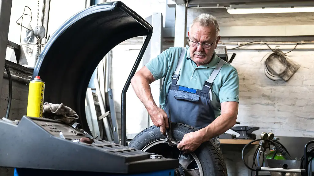 Weiter-arbeiten-trotz-Erreichen-des-Renteneintrittsalters-Ab-dem-1-Januar-2026-kann-sich-das-dank-Einfuehrung-der-Aktivrente-lohnen