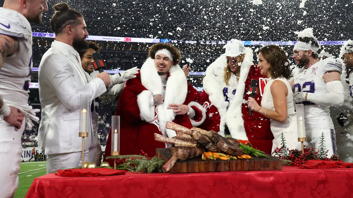 NFL-American-Football-Herren-USA-Detroit-Lions-at-Minnesota-Vikings-Dec-25-2025-Minneapolis-Minnesota-USA-Minnesota-Vikings-cornerback-Byron-Murphy-Jr-7-and-linebacker-Andrew-van-Ginkel-43-are-interviewed-by-WWE-Superstar-wrestler-Seth-Rollins-and-Dianna-Russini-after-the-game-against-the-Detroit-Lions-at-U-S-Bank-Stadium-Minneapolis-U-S