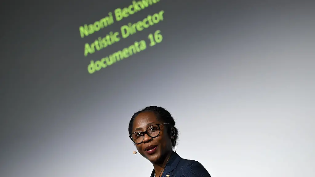 Trotz-verkuerzter-Vorbereitungszeit-sieht-sich-das-Team-der-documenta-16-um-Naomi-Beckwith-auf-Kurs