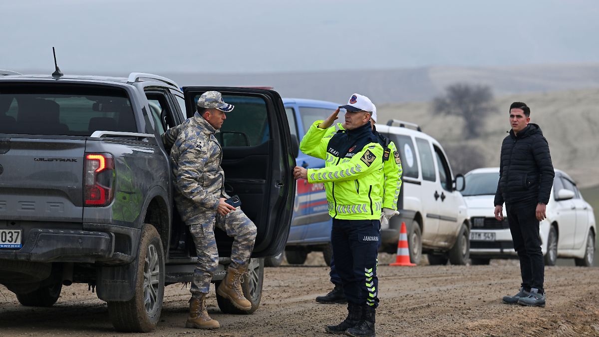 Flugzeugungl-ck-in-der-T-rkei-Absturz-von-Libyens-Armeechef-besch-ftigt-deutsche-Beh-rden