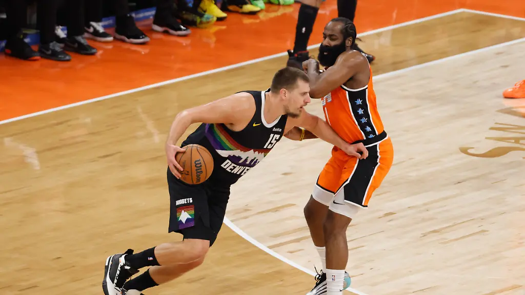 LOS-ANGELES-CA-NOVEMBER-12-Denver-Nuggets-center-Nikola-Jokic-15-drives-on-LA-Clippers-guard-James-Harden-1-during-the-NBA-Basketball-Herren-USA-game-between-the-Denver-Nuggets-and-the-LA-Clippers-on-November-12-2025-at-the-Intuit-Dome-in-Inglewood-CA