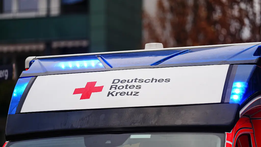 Aufschrift-Deutsches-Rotes-Kreuz-auf-Rettungswagen-mit-Blaulicht-Symbolfoto-Blaulicht-24-11