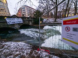 "Administrative Blockade": Münchner Eisbach-Surfer machen ihrem Behördenfrust Luft