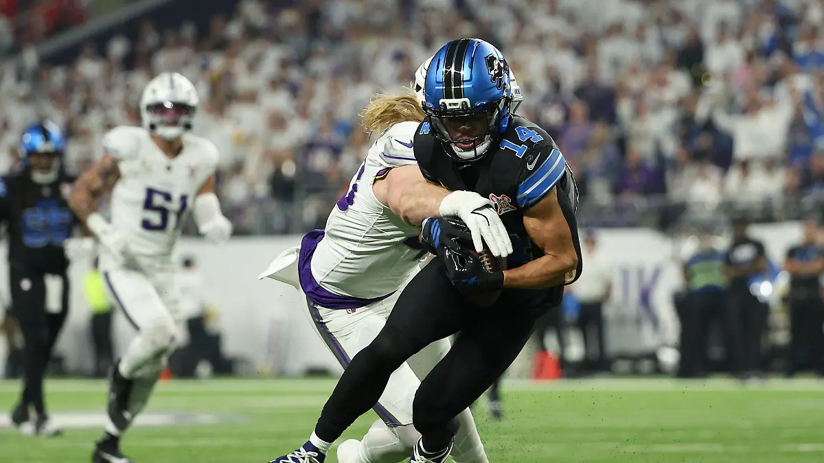 NFL-American-Football-Herren-USA-Detroit-Lions-at-Minnesota-Vikings-Dec-25-2025-Minneapolis-Minnesota-USA-Minnesota-Vikings-linebacker-Andrew-van-Ginkel-43-tackles-Detroit-Lions-wide-receiver-Amon-Ra-St-Brown-14-after-a-reception-in-the-second-quarter-at-U-S-Bank-Stadium-Minneapolis-U-S
