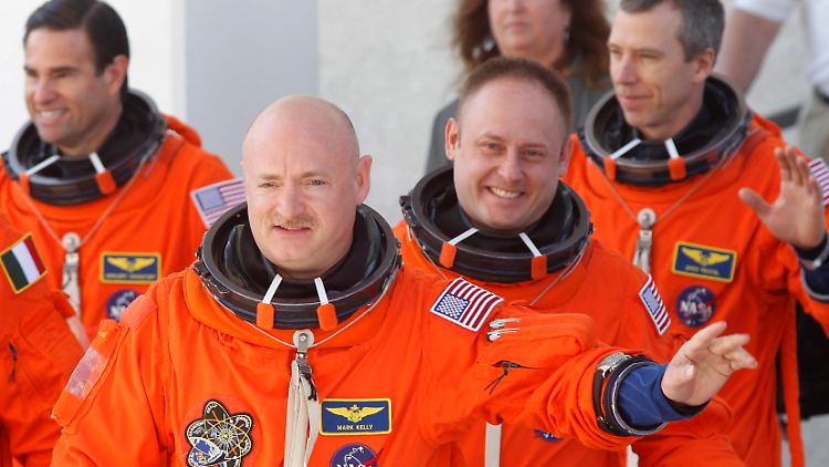 Die "Endeavour"-Crew ist bereit - im Vordergrund Kommandant Mark Kelly.