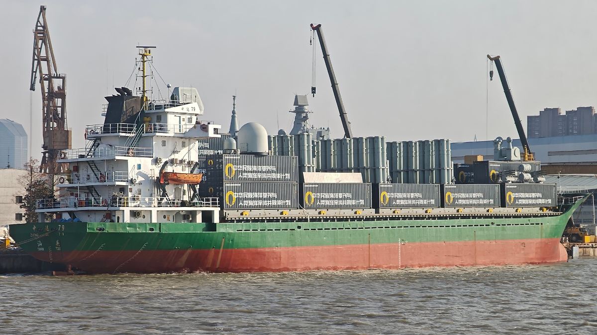 Aufnahmen-aus-Shanghai-Chinesen-verwandeln-zivilen-Frachter-in-Raketenschiff