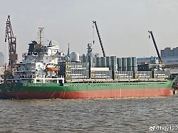 Aufnahmen aus Shanghai: Chinesen verwandeln zivilen Frachter in Raketenschiff