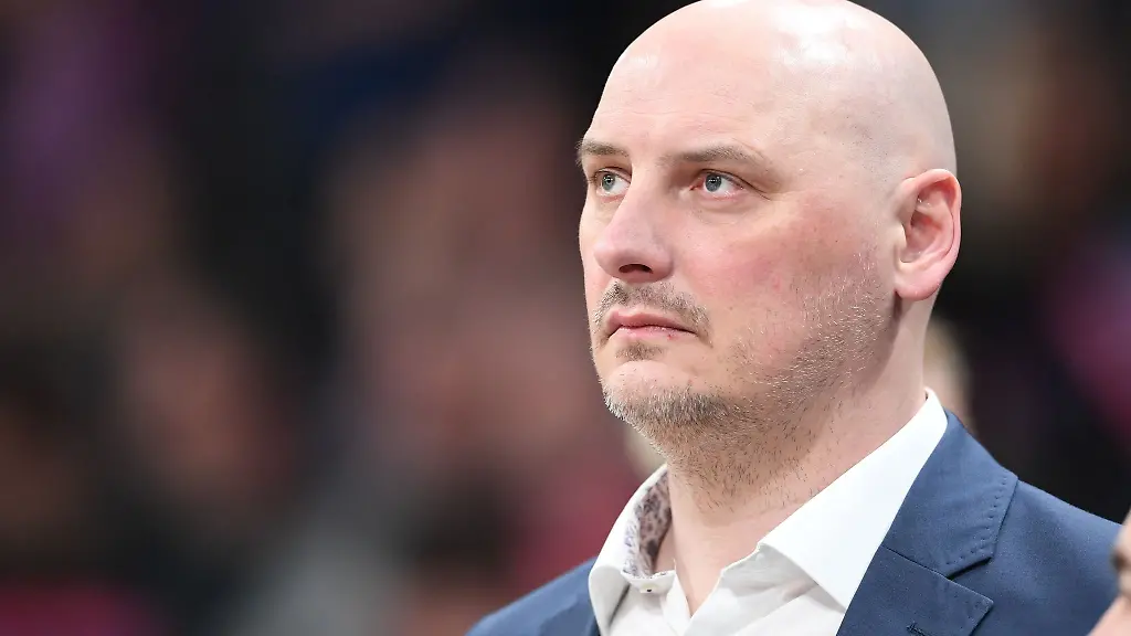 Przemyslaw-Frasunkiewicz-Trainer-von-Rostock-verfolgt-das-Spiel-von-der-Seitenlinie