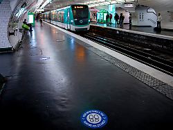 Polizei fasst Täter: Messerangreifer attackiert Frauen an Pariser Métro-Stationen