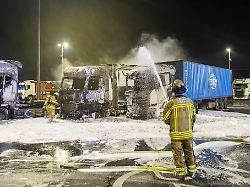 Nordrhein-Westfalen: Drei Lastwagen im Hafengebiet in Brand geraten
