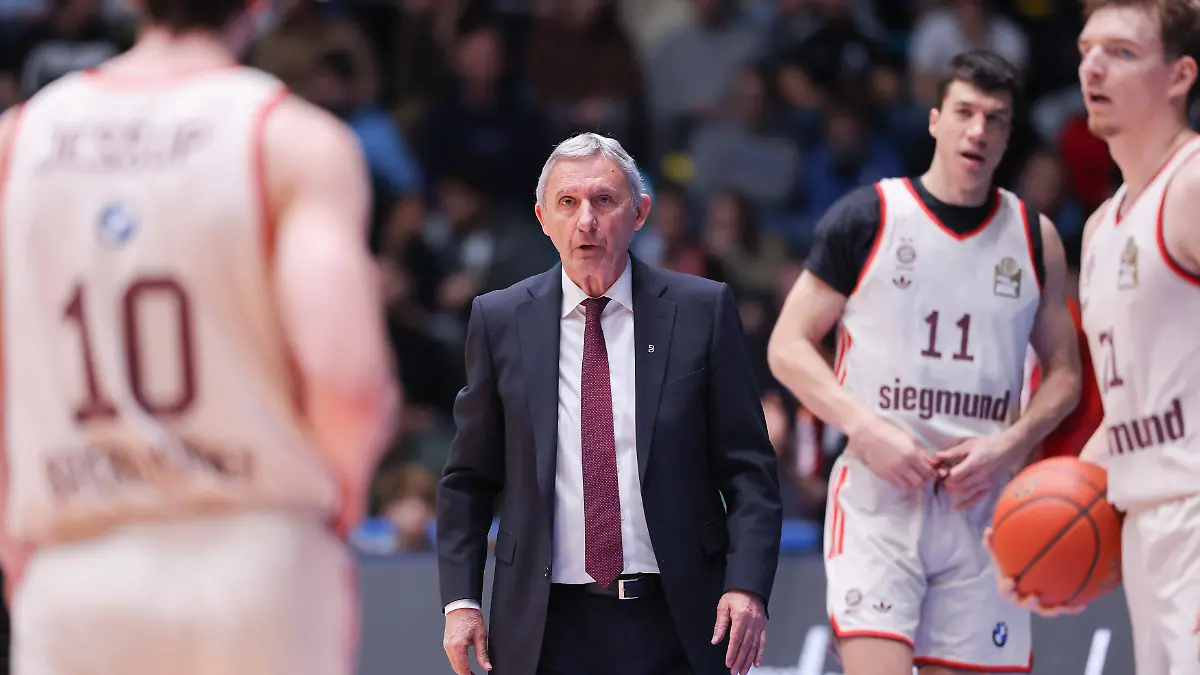 Frankfurt-Skyliners-FC-Bayern-Muenchen-Basketball-easyCredit-BBL-Trainer-Svetislav-Pesic-FC-Bayern-Spiel-der-easyCredit-BBL-zwischen-den-Frankfurt-Skyliners-und-dem-FC-Bayern-Basketball-am-26-Dezember-2025-in-der-Suewag-Energie-ARENA-in-Frankfurt-am-Main