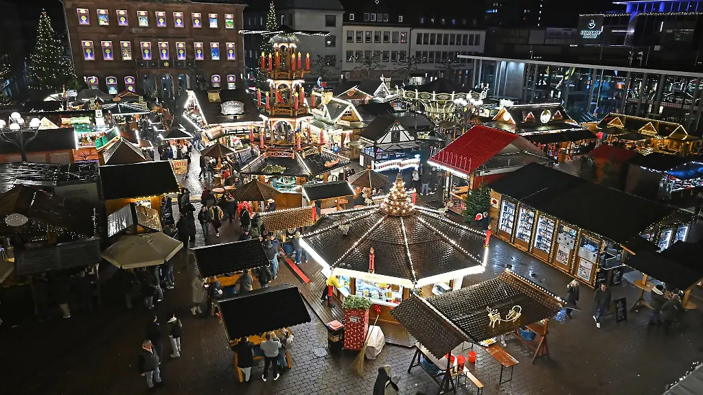 Auf-dem-Hanauer-Marktplatz-schlaegt-das-Herz-der-Stadt-Bekannt-ist-der-Platz-fuer-die-mittwochs-und-samstags-stattfindenden-Wochenmaerkte-und-in-der-Adventszeit-fuer-seinen-malerischen-Weihnachtsmarkt
