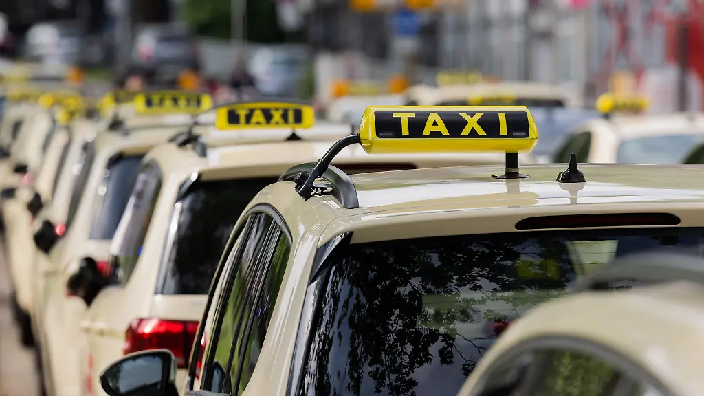 Taxifahrer-die-an-Vorgaben-der-Staedte-gebunden-sind-fuerchten-einen-ruinoesen-Wettbewerb-mit-Uber-Fahrern