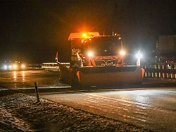 Niedersachsen & Bremen: 13 Menschen bei Unfall verletzt – Glatteis erschwert Rettung