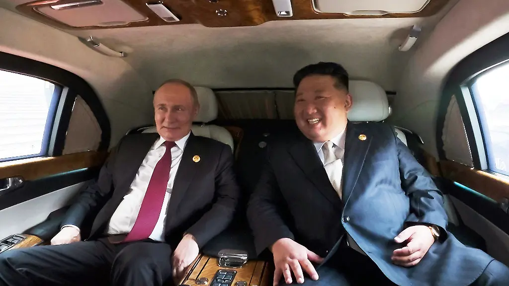 HANDOUT-Die-von-der-staatlichen-nordkoreanischen-Nachrichtenagentur-KCNA-am-04-09-2025-zur-Verfuegung-gestellte-Aufnahme-zeigt-nach-Angaben-von-KCNA-Kim-Jong-Un-Machthaber-in-Nordkorea-und-den-russischen-Praesident-Wladimir-Putin-in-einem-Fahrzeug-im-Rahmen-einer-Militaerparade-zum-Gedenken-an-den-80-Jahrestag-der-Kapitulation-Japans-im-Zweiten-Weltkrieg-Unabhaengige-Journalisten-hatten-keinen-Zugang-zu-dem-Ereignis-das-auf-diesem-von-der-nordkoreanischen-Regierung-verbreiteten-Bild-zu-sehen-ist-Der-Inhalt-dieses-Bildes-ist-so-wie-er-zur-Verfuegung-gestellt-wurde-und-kann-nicht-unabhaengig-ueberprueft-werden-Das-Wasserzeichen-in-koreanischer-Sprache-auf-dem-Bild-lautet-wie-von-der-Quelle-angegeben-KCNA-ist-die-Abkuerzung-fuer-Korean-Central-News-Agency