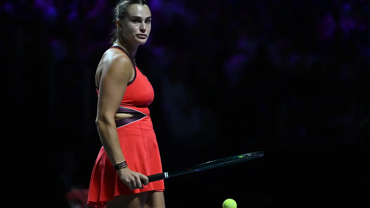 Aryna-Sabalenka-v-Elena-Rybakina-WTA-Tennis-Damen-Finals-2025-RIYADH-SAUDI-ARABIA-NOVEMBER-8-Aryna-Sabalenka-plays-against-Elena-Rybakina-not-seen-of-Kazakhstan-in-the-Singles-Final-of-the-2025-WTA-Finals-part-of-the-Hologic-WTA-Tour-at-King-Saud-University-Indoor-Arena-in-Riyadh-Saudi-Arabia-on-November-8-2025-Artur-Widak-Anadolu-Riyadh-Saudi-Arabia-Editorial-use-only-Please-get-in-touch-for-any-other-usage