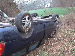 Deutschlandweit Glätte-Unfälle: Mutter und Kind überschlagen sich mit Auto - beide fast unverletzt