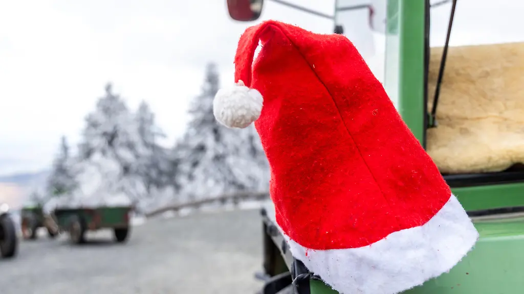 Zahlreiche-Menschen-sind-mit-Schleppern-und-Traktoren-auf-den-Grossen-Feldberg-im-Taunus-gefahren-Hier-findet-an-Heilig-Abend-vormittags-traditionell-ein-Schleppertreffen-statt