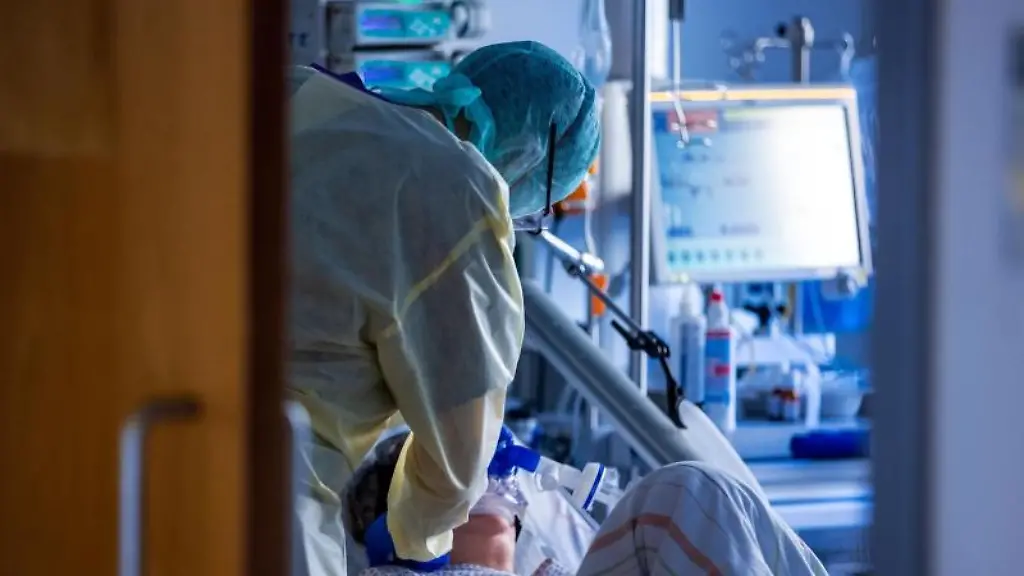 Eine-Pflegekraft-versorgt-einen-Corona-Patienten-auf-der-Intensivstation