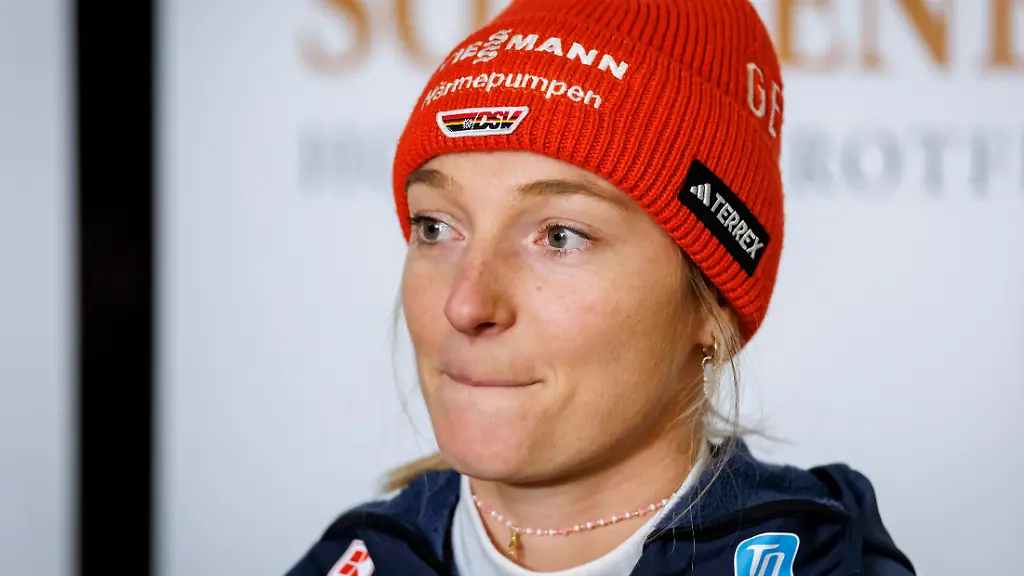 Die-deutsche-Skispringerin-Katharina-Schmid-spricht-bei-einem-Pressetermin-vor-der-Vierschanzentournee-Die-29-Jaehrige-gab-bei-dem-Termin-bekannt-dass-sie-ihre-ihre-aktive-Karriere-nach-diesem-Winter-beenden-werde